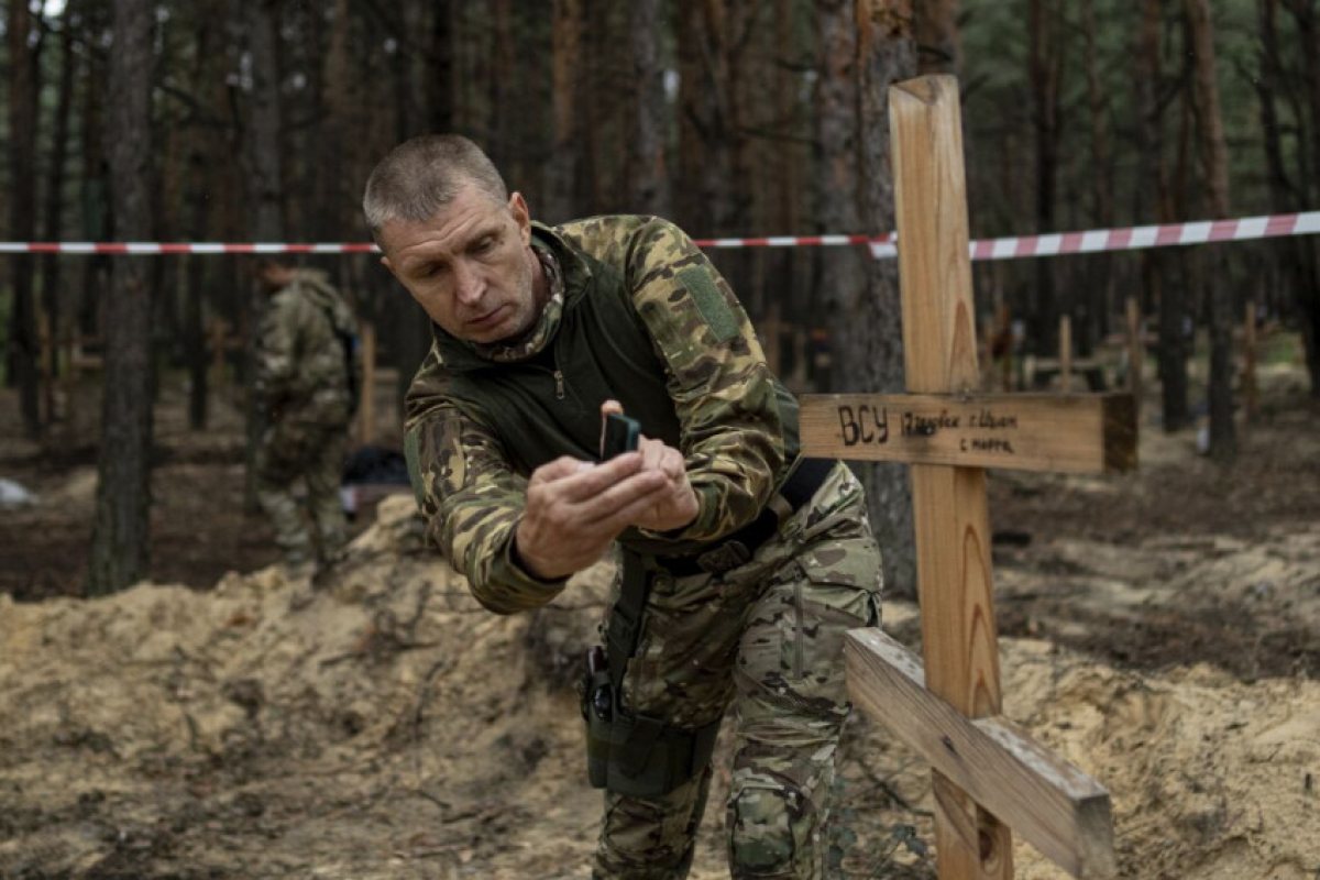 Зеленски: Общ гроб е открит в град Изюм, който украинските сили неотдавна си върнаха от руските военни