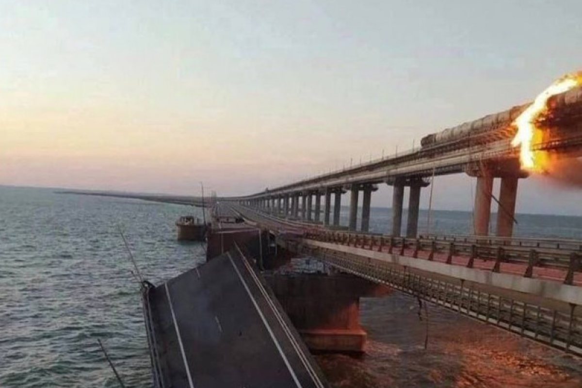 "Крим, мостът, началото. Всичко незаконно трябва да бъде унищожено, всичко откраднато трябва да бъде върнато на Украйна, всички окупатори от Русия трябва да бъде изгонени." 