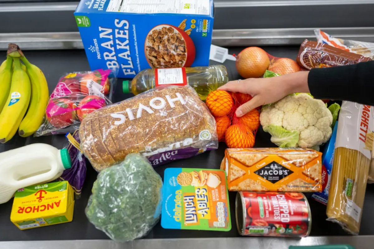 Някои от основните хранителни продукти във Великобритания са поскъпнали с близо две трети