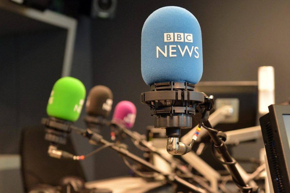 През 2021 г. две от основните радиостанции на BBC са претърпели огромен срив на слушателите си