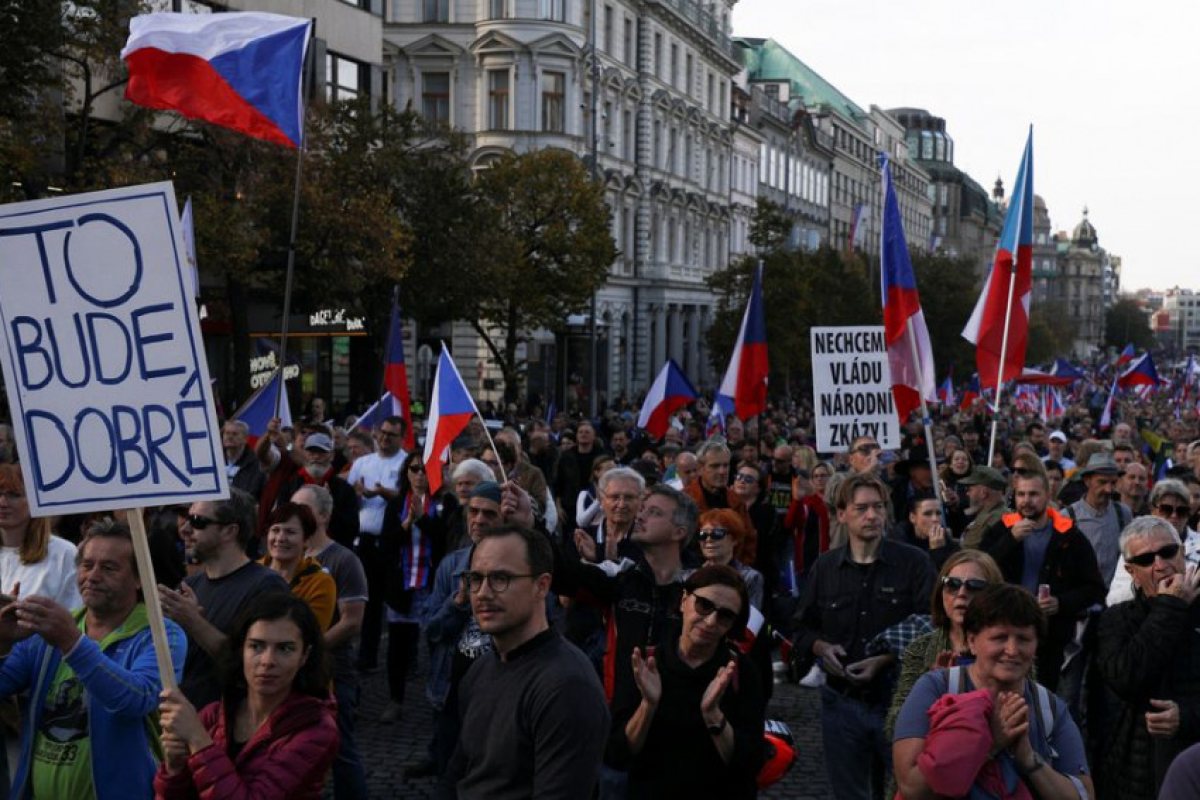 Десетки хиляди протестираха в Прага срещу чешкото правителство: Множеството скандираше срещу НАТО и ЕС, протестиращите поискаха още военен неутралитет и нови директни газови договори с Русия (СНИМКИ)