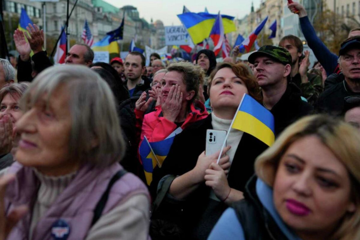 В Чехия се проведе многолюдна демонстрация в подкрепа на Украйна, митингуващите носеха украински, европейски и чешки знамена..