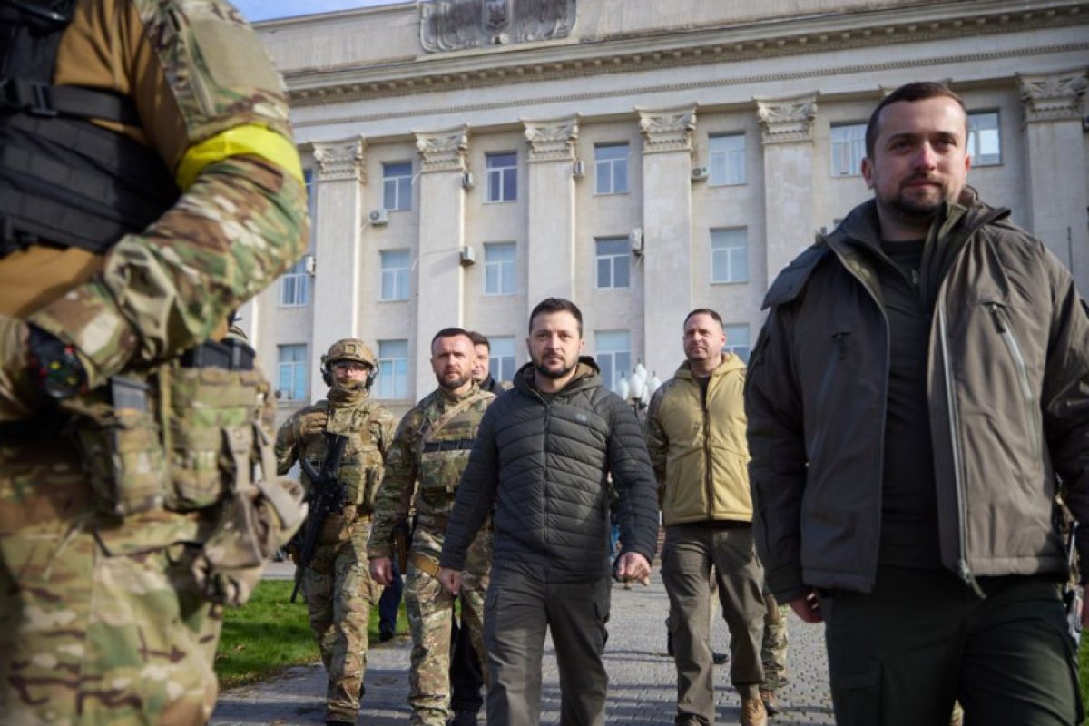Зеленски изненадващо посети новоосвободения Херсон и поздрави униформените и цивилните на площада