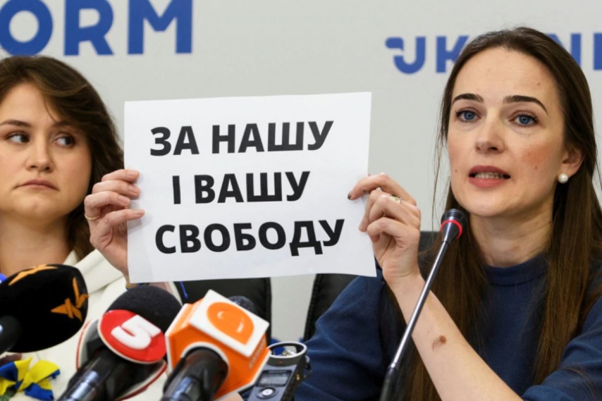 Украинска лауреатка на Нобелова награда поиска оръжия за Украйна и издигна плакат на който пишеше: "За нашата и вашата свобода"