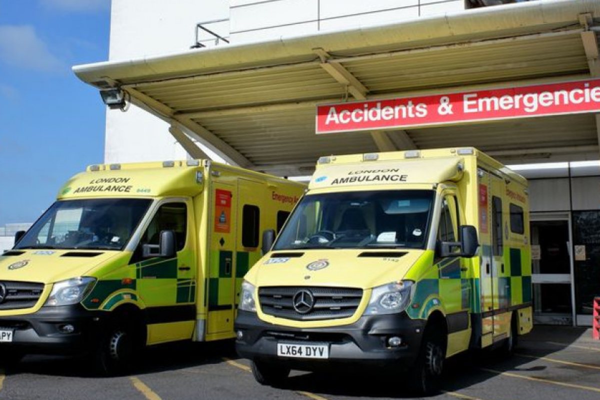 NHS Англия: 30% от спешните случаи пристигнали с линейки в болниците чакат над 30 минути за да бъдат приети, а 15% са чакали повече от час