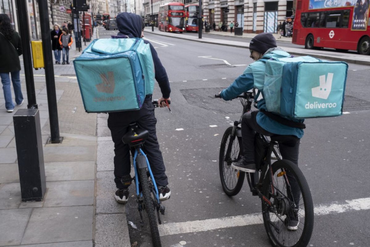 Лондон: Компанията ''Deliveroo'' доставяща храна по домовете съкращава служители