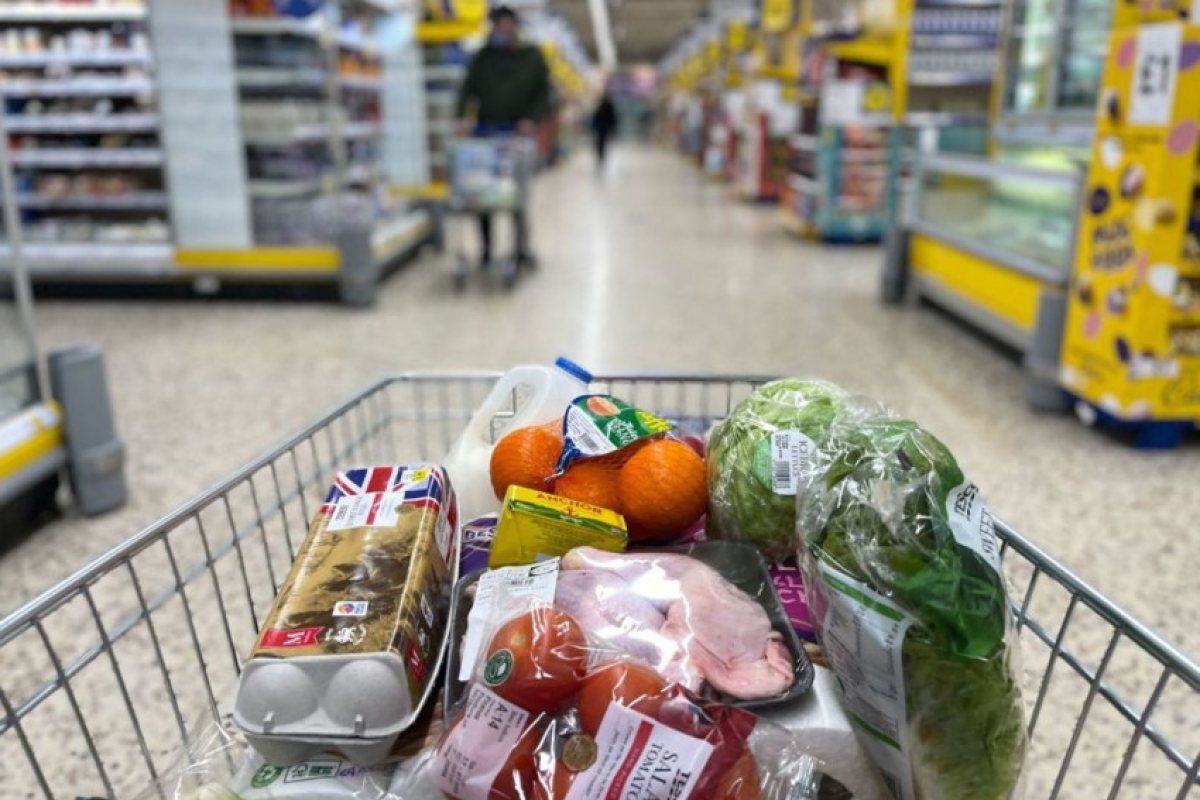 За последния месец цените на основните хранителни продукти във Великобритания са поскъпнали с 17,1%