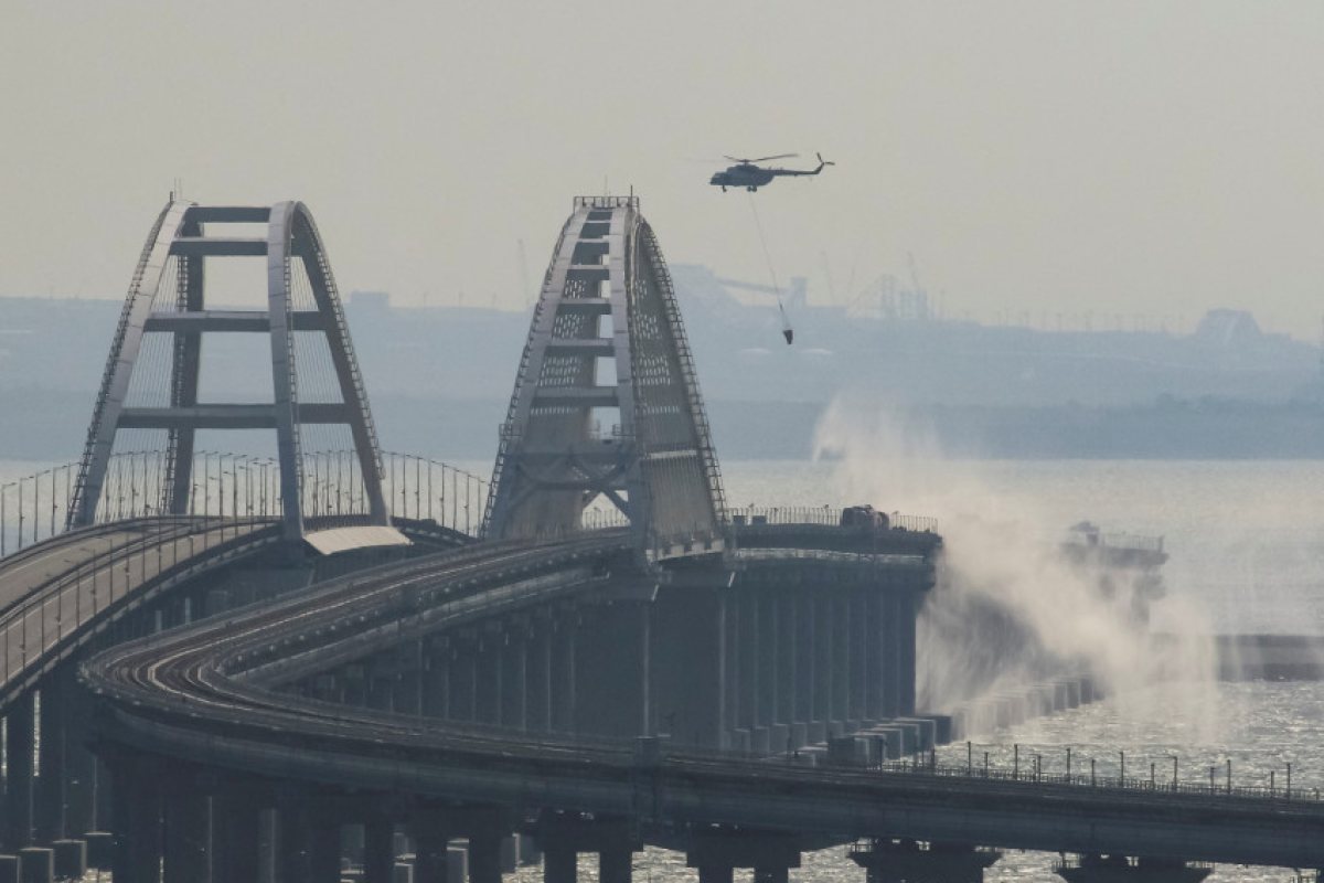 Войната в Украйна: Отново взривиха Кримския мост, бил е ударен с ракети
