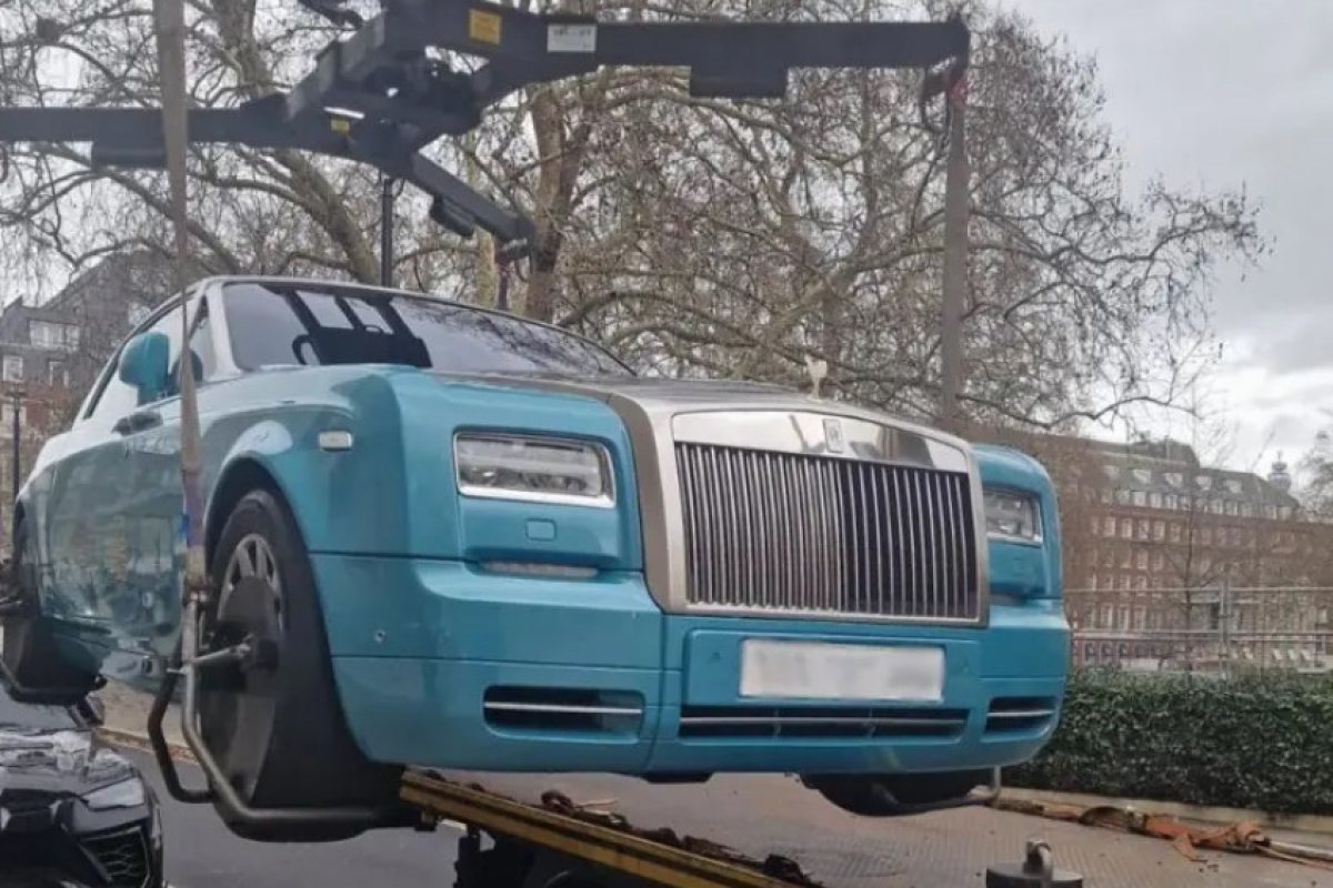 Законите са за всички: Вдигнаха саудитски „Ролс-Ройс“ за £250,000, паркиран на тротоара
