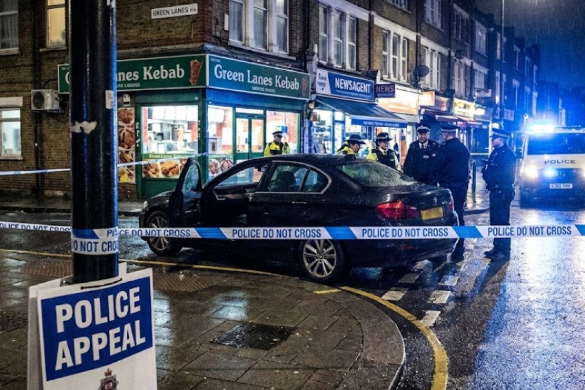 Нападение с огнестрелно и хладно оръжие в Palmers Green: Лондонската полиция издирва трима заподозрени (снимка в сайта)