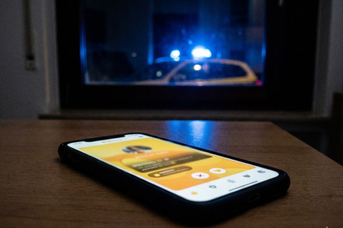 "Най-активната Grindr банда*" в Лондон влезе в затвора: Обирали жертвите си, докато са под душа