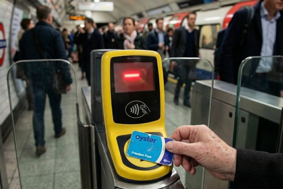 Удар по пенсионерите в Лондон: Обмислят орязване на безплатното метро от картата Freedom Pass