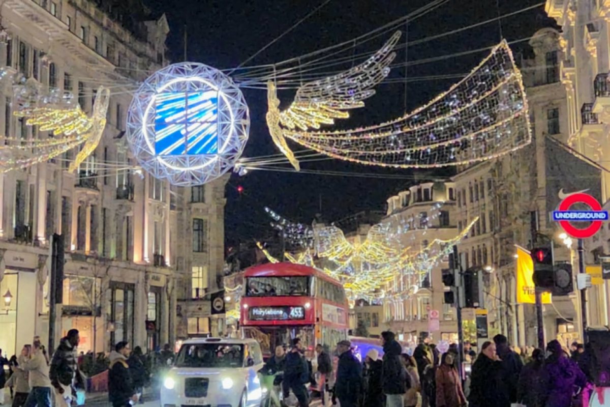 Лондонският West End се завърна: Регистриран е рекорден брой посетители по Коледа