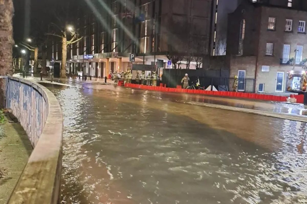 Авария на голям водопровод в Западен Лондон: Хиляди са без вода - има и много наводнени къщи