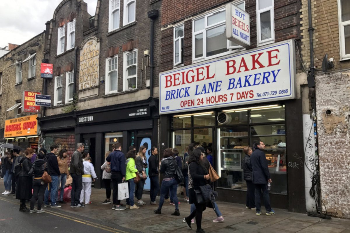 Една лондонска легенда, която работи 24/7: Защо опашката пред Beigel Bake на Брик Лейн никога не свършва?