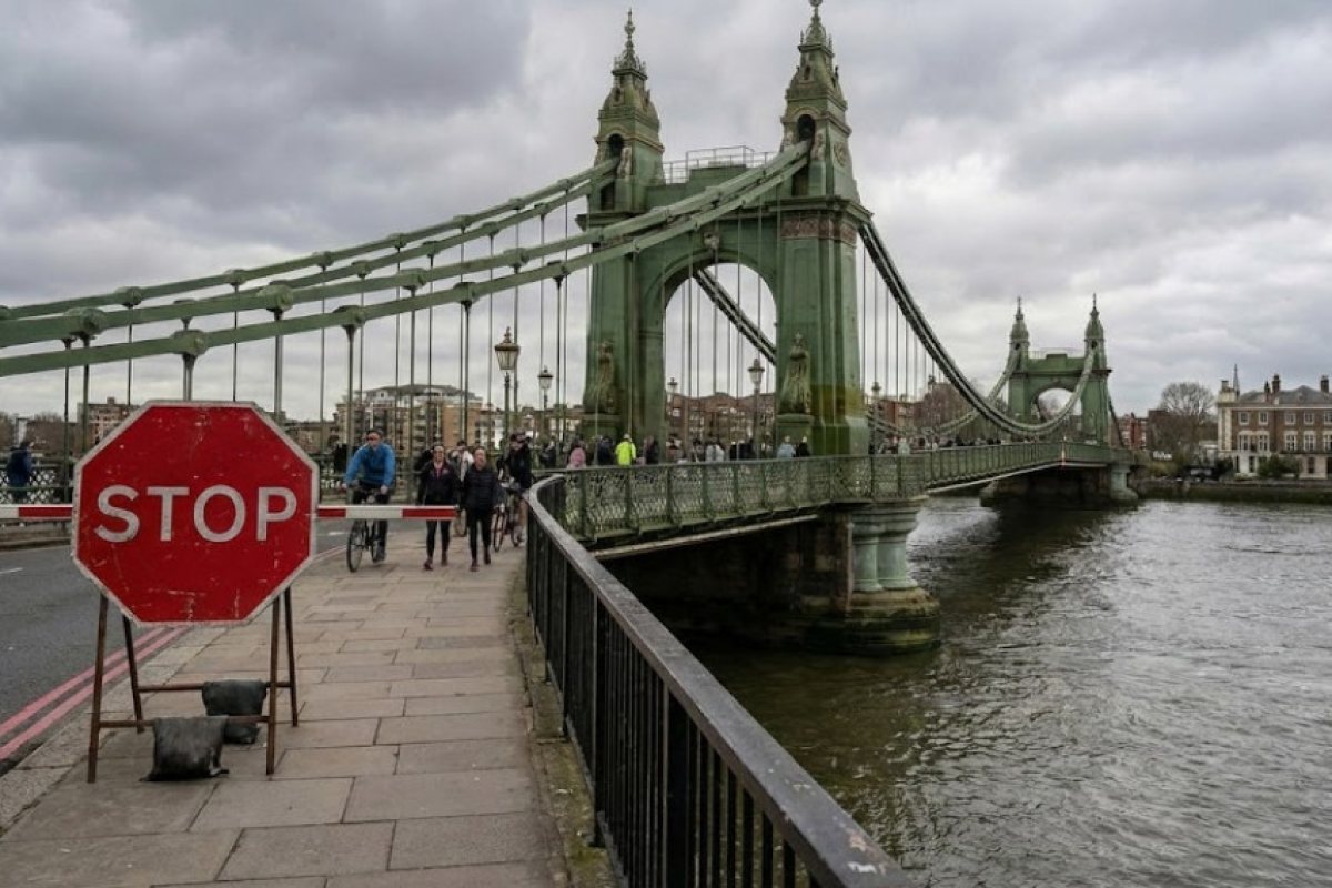 Лондончани протестират: Искат властите да отворят Hammersmith Bridge* отново за автомобили