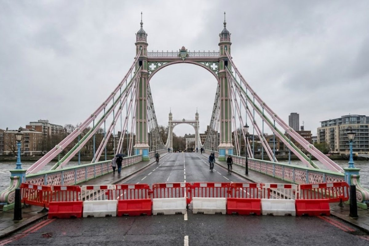 Ремонтни дейности: Емблематичният мост Албърт (Albert Bridge) в Лондон затваря за автомобили за година