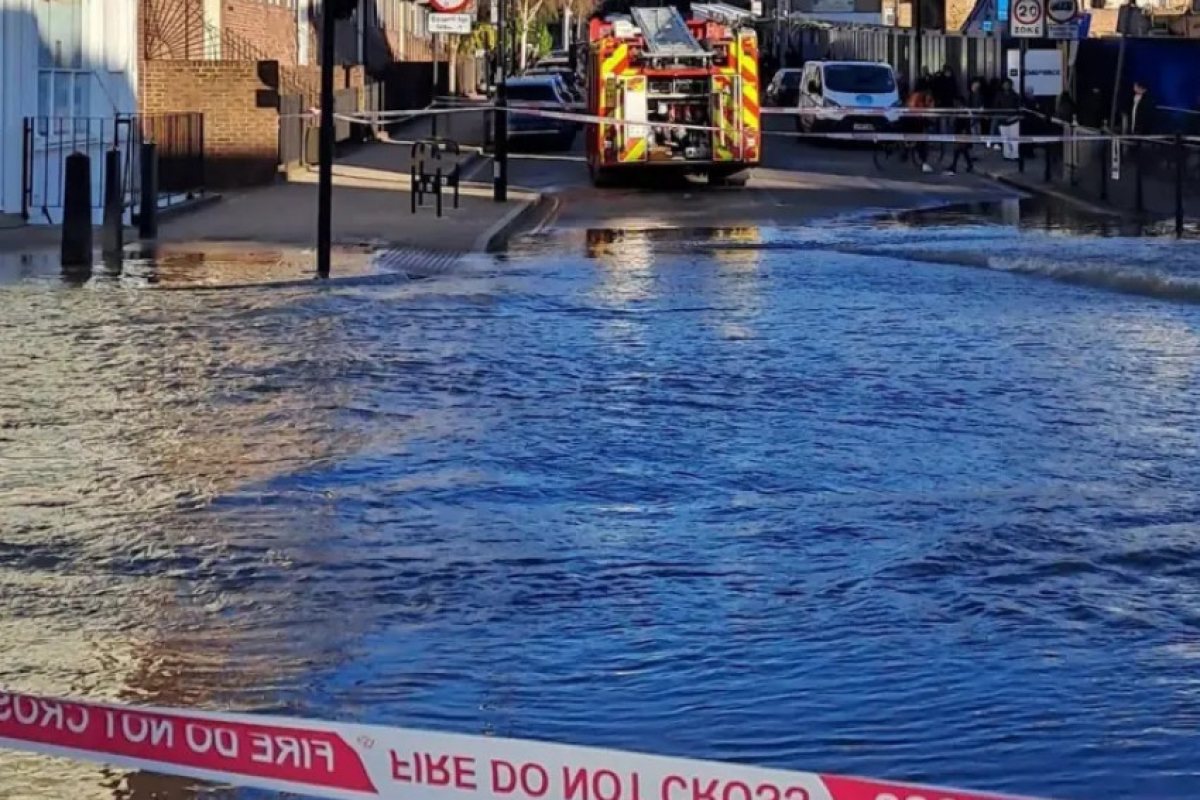 Мащабно наводнение в Излингтън: Спукан водопровод блокира улици и евакуира хора