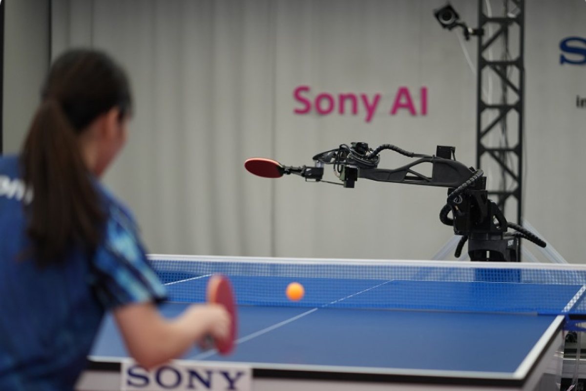 Изкуственият интелект влиза в спорта: Роботът на Sony победи елитни състезатели по тенис на маса