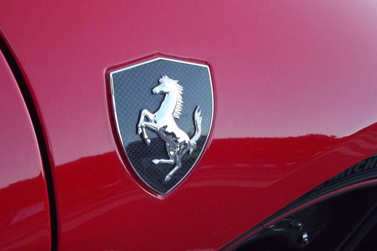 Ferrari представи първия си електромобил: Дизайнът на Джони Айв раздели мненията и понижи акциите