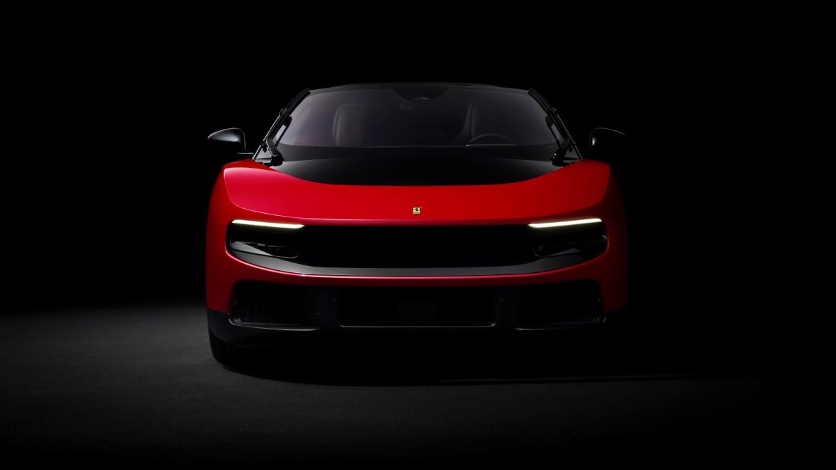 Ferrari представи първия си електромобил: Дизайнът на Джони Айв раздели мненията и понижи акциите