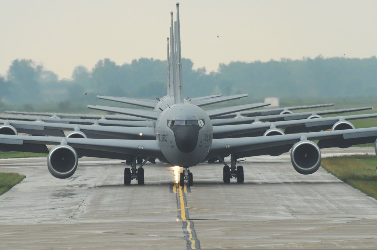 Aмерикански самолети-цистерни (tankers) - KC-135 Stratotanker (най-масовият модел, базиран на Боинг 707) или по-новият KC-46 Pegasus (базиран на Боинг 767). Те изглеждат като големи пътнически самолети, боядисани в характерното военно сиво