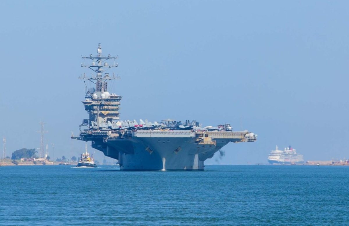 Самолетоносачът на ВМС на Съединените щати USS Dwight D. Eisenhower вече действа в Червено море Сам Лагрон 3 ноември 2023 г. 14:12 ч. USS Dwight D. Eisenhower (CVN-69) в Суецкия канал на 4 ноември 2023 г.