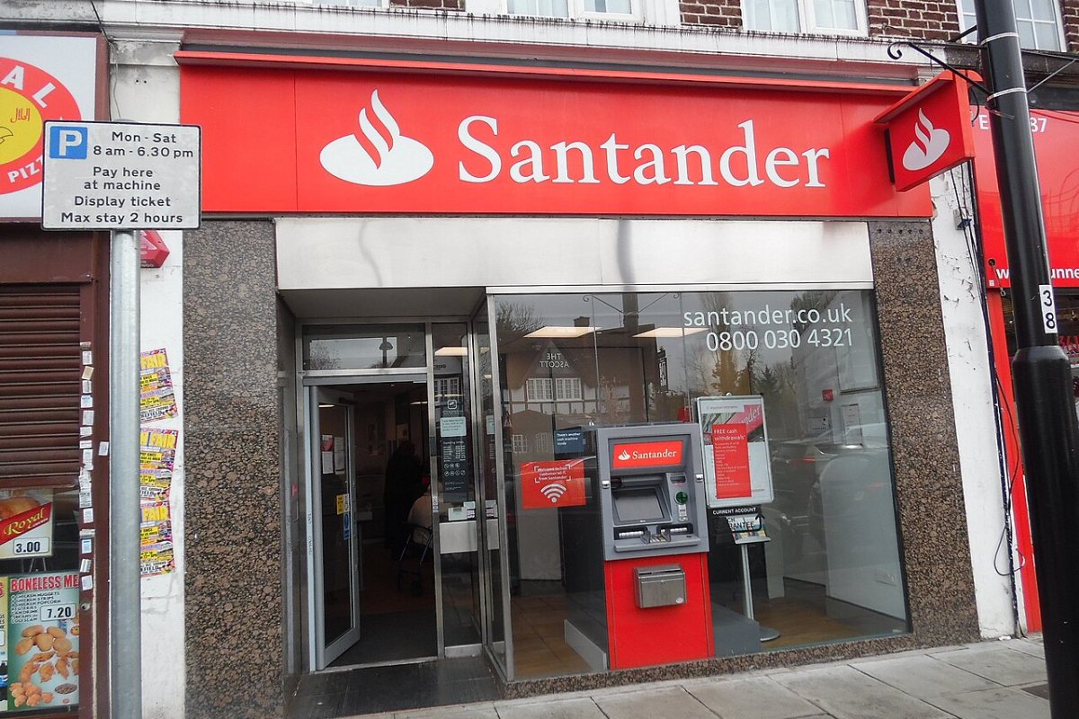 Santander дава до £150 кешбек на клиенти при сключване на застраховка „Живот“