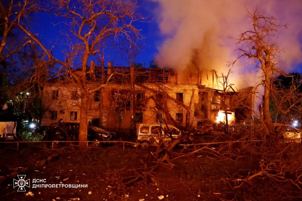 Спасителни екипи на украинската ДСНС работят сред отломки и силен пожар в Днепропетровска област.