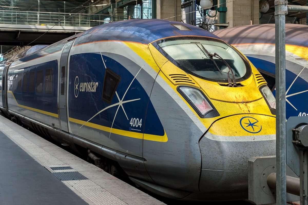 Модерен високоскоростен влак на Eurostar, спрял на перона на жп гара, заснет от заден ъгъл с чакащи пътници.