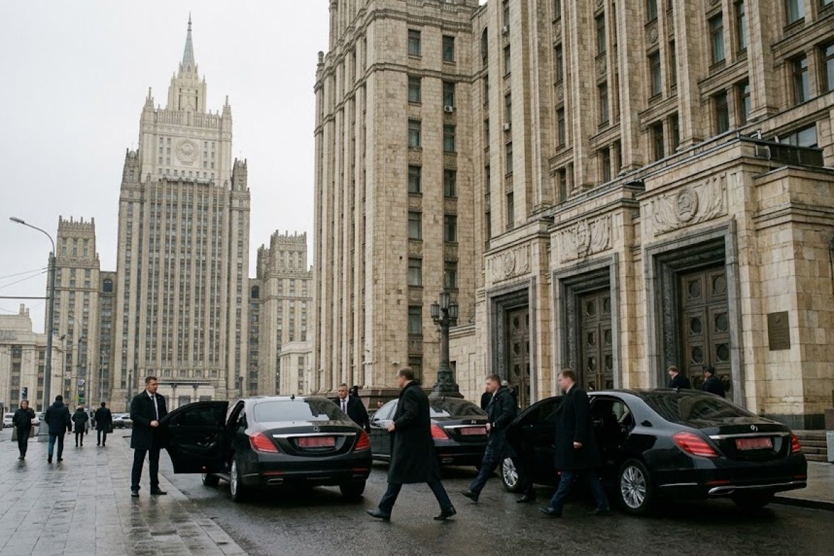 Сграда на руското външно министерство в Москва с пристигащи дипломатически автомобили.