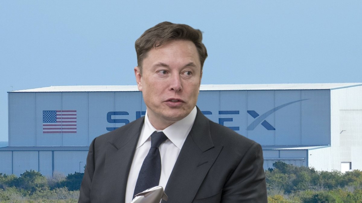 SpaceX на Илон Мъск беше оценена на борсата на близо 2 трилиона долара, доближавайки го до статута на първия трилионер в света.