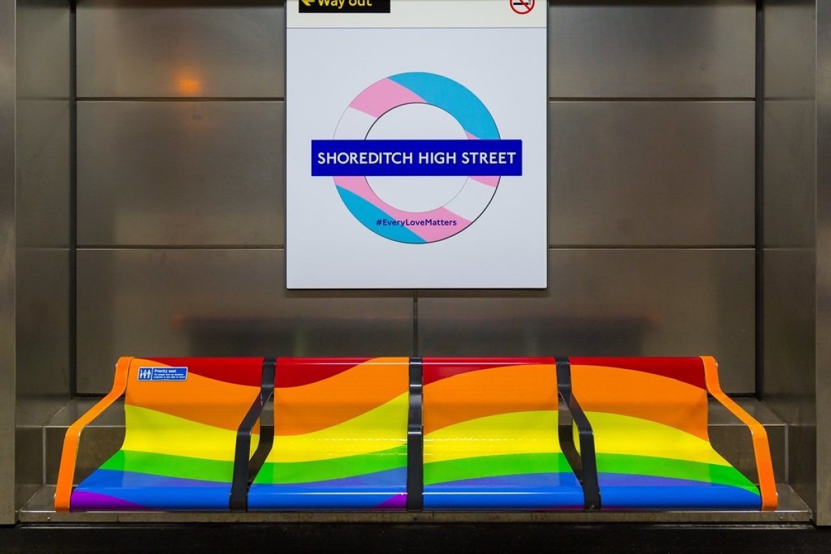 TfL пусна безплатен аудио гид с ЛГБТК+ истории из лондонското метро за Месеца на гордостта