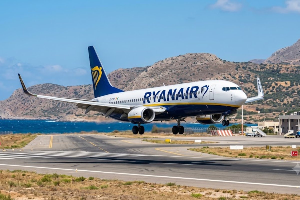 Аварийно кацане в Солун: Отломка от двигател рани пътник на полет на Ryanair