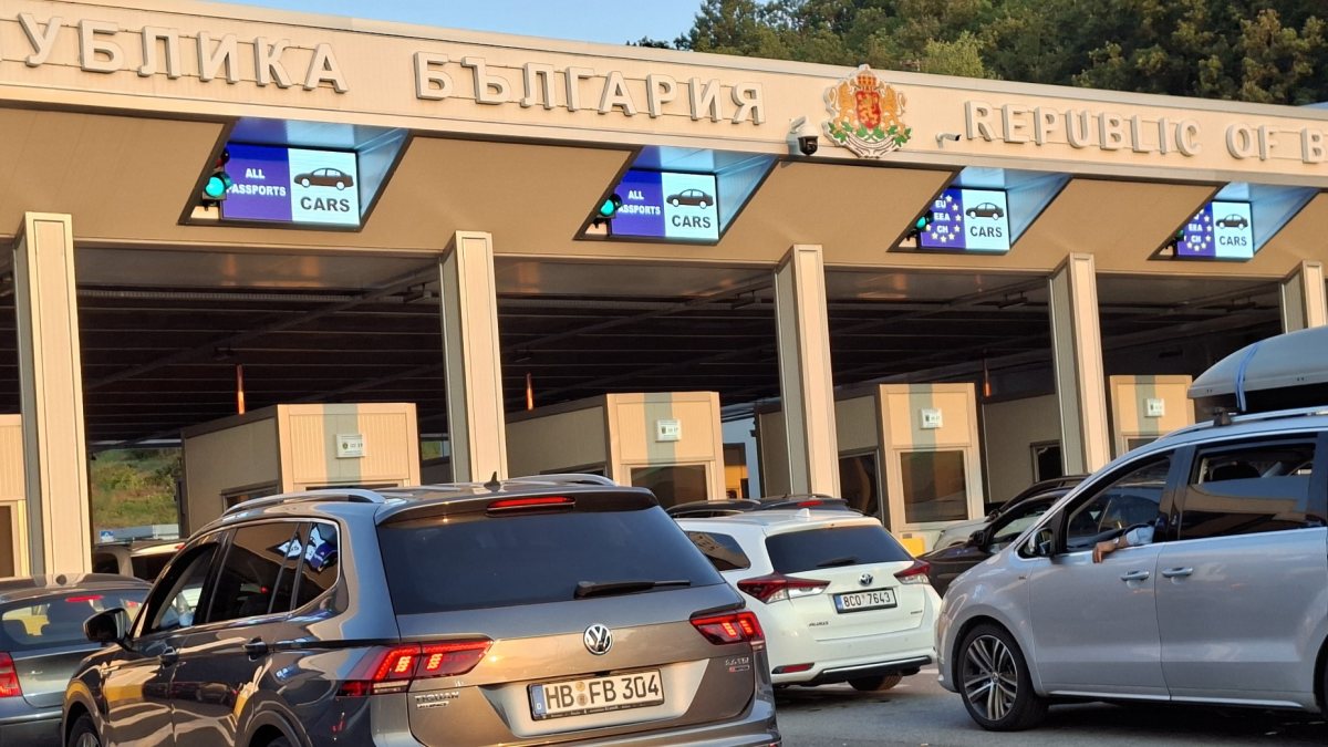 Интензивен трафик по границите: Опашки на „Калотина“ и „Капитан Андреево“ в началото на лятната ваканция