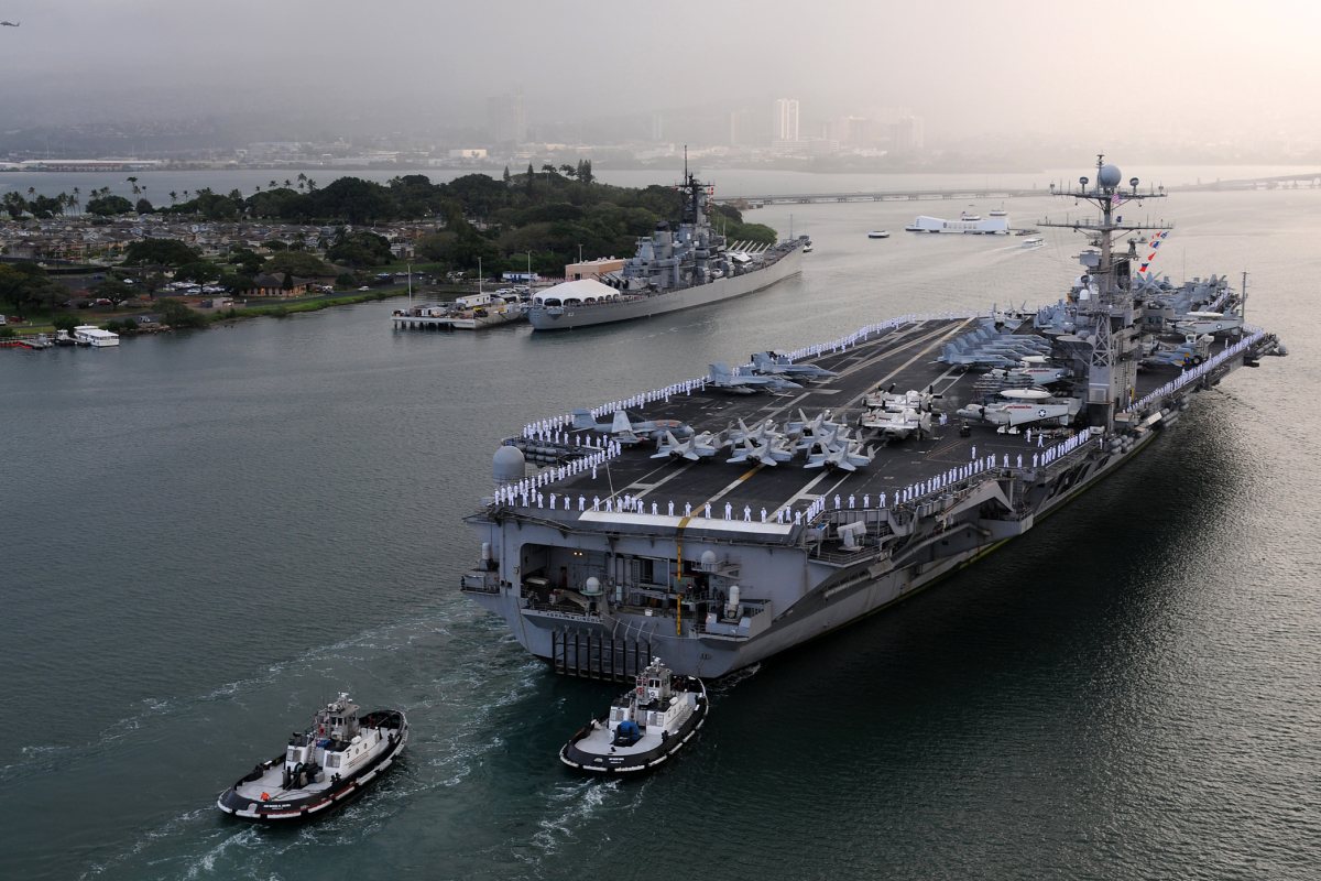 Какво се случва със самолетоносача USS „Ейбрахам Линкълн“