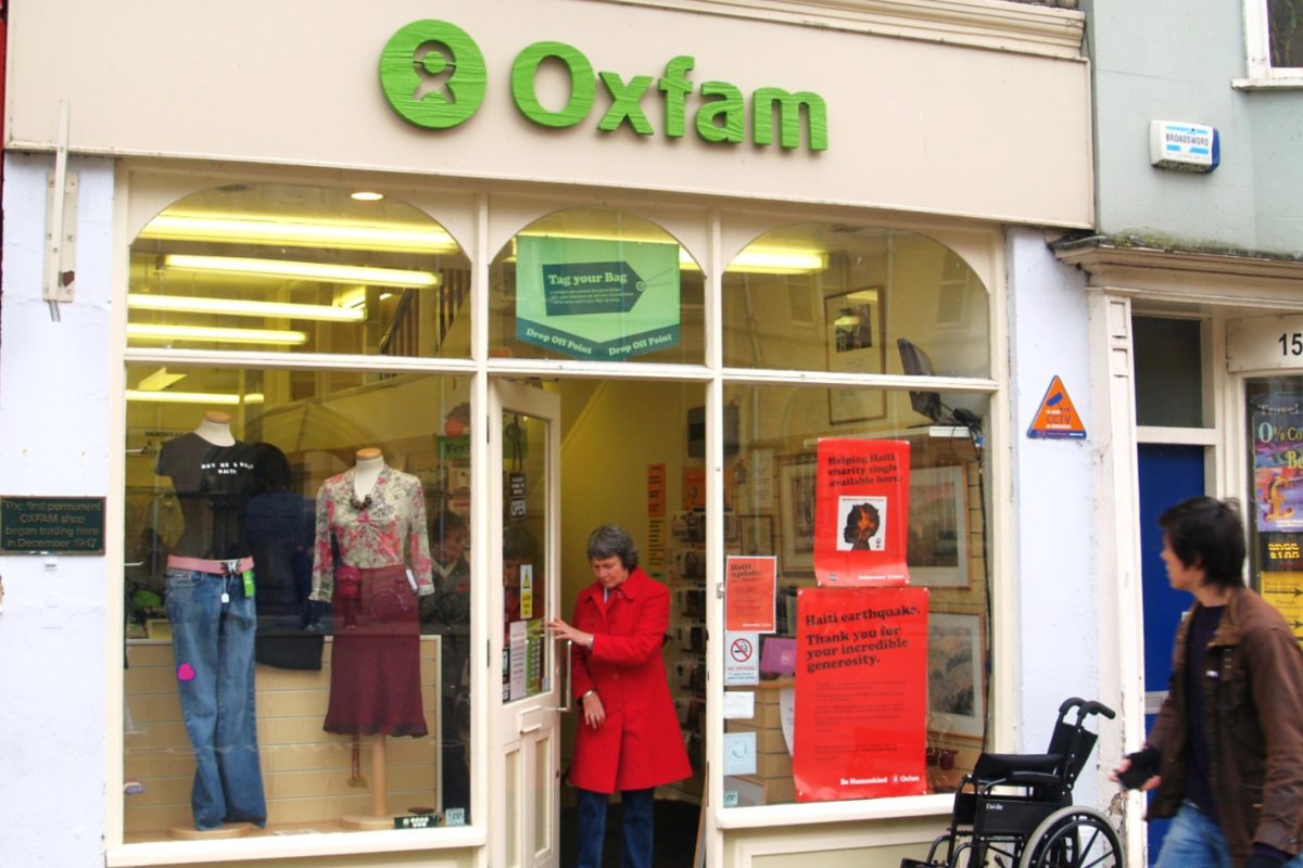 Oxfam отрече слуховете за закриване на 100 магазина във Великобритания
