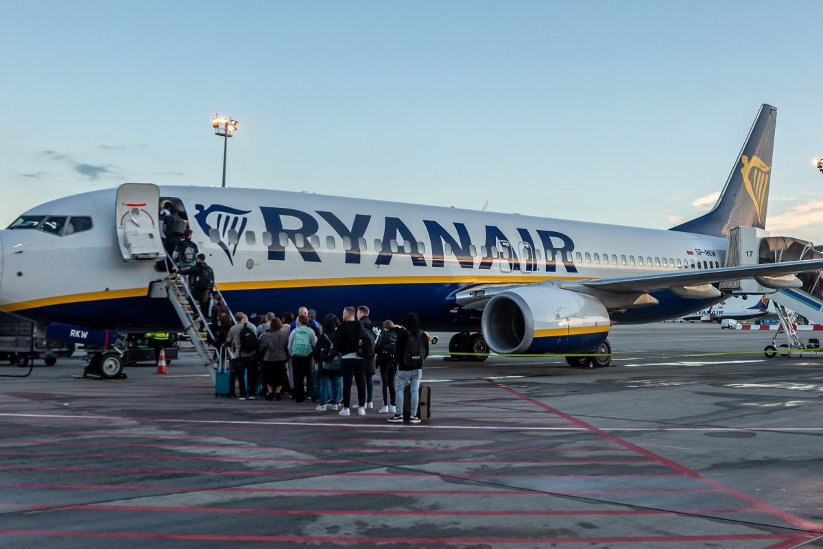 Десетки пътници изпуснаха полет на Ryanair за Лондон заради проблеми на паспортния контрол