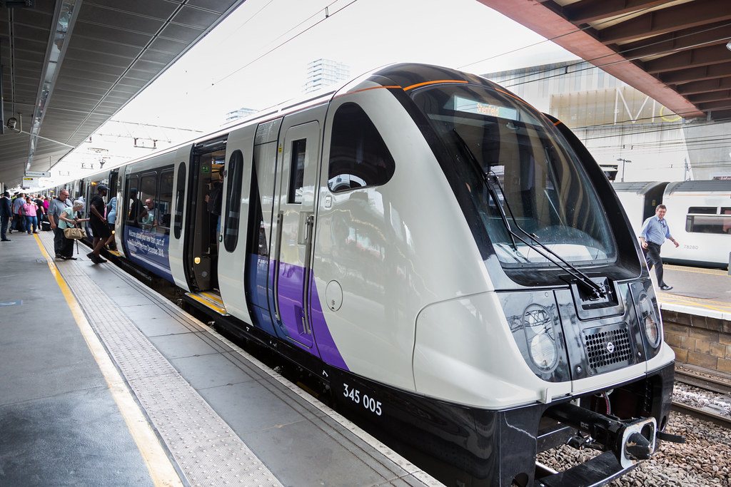 Пуснаха първия от 10 нови влака по Elizabeth Line в Лондон
