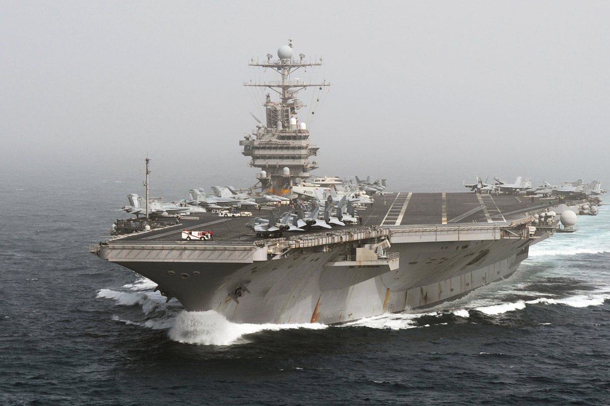 CNN: Самолетоносачът USS Abraham Lincoln шокира наблюдателите с ръждясалия си вид