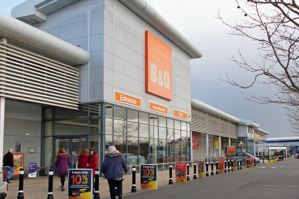Стотици компании в UK, сред които и B&Q, уличени в неплащане на минималната заплата