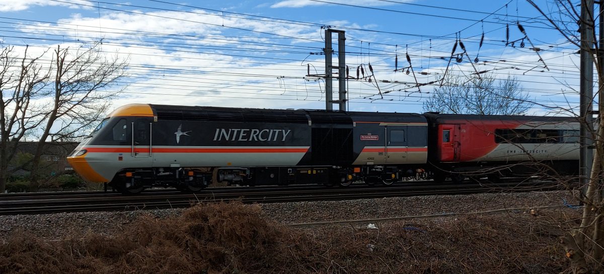 Дизелов локомотив Intercity 125 (номер 43102), рекордьор по скорост, преминаващ през Флитуик, Бедфордшър, Англия.
