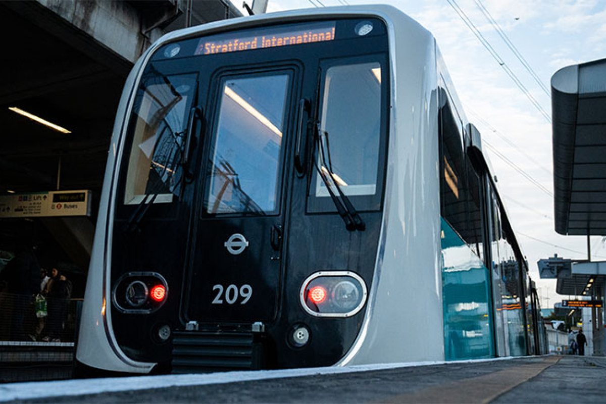 Новите влакове на DLR влязоха в експлоатация след двегодишно забавяне