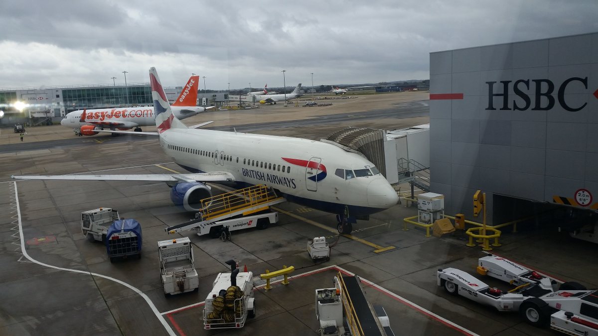 Пътнически самолет Боинг 737 на британската авиокомпания British Airways на територията на лондонското летище Гетуик.