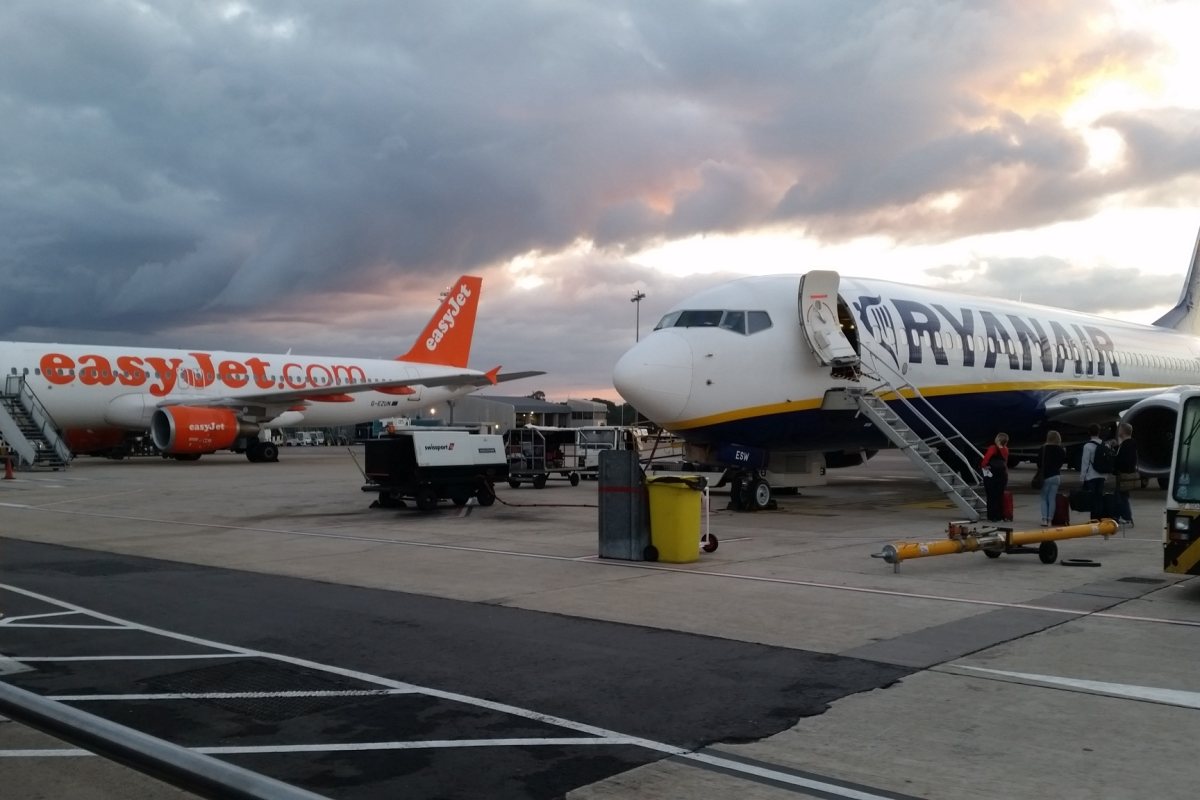 Над 600 отмени полета: Изнервени пътници на Ryanair, полицията се намесва