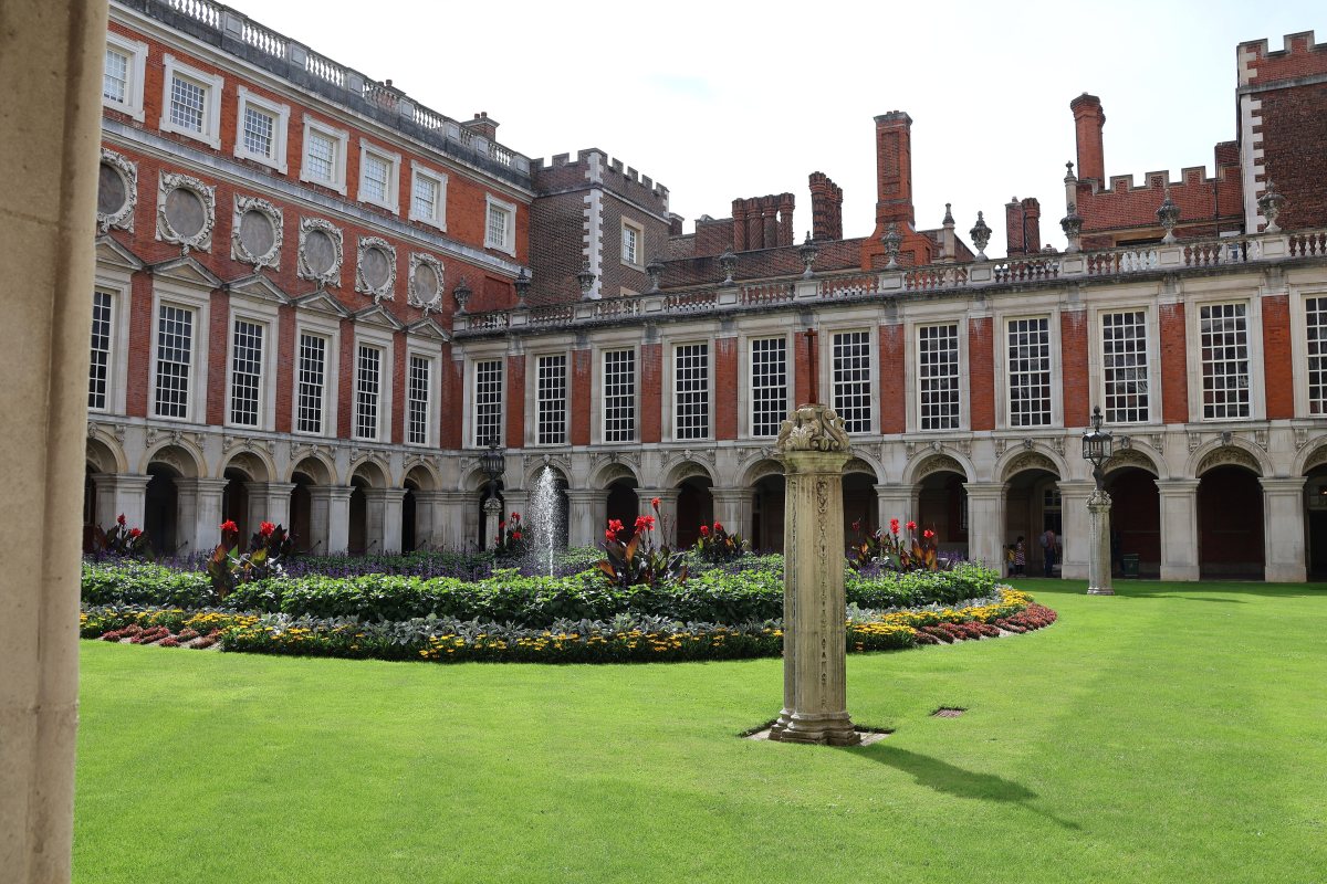 Историческата архитектура на двореца Хамптън Корт (Hampton Court Palace), чиито прочути градини отварят врати за безплатни есенни посещения.