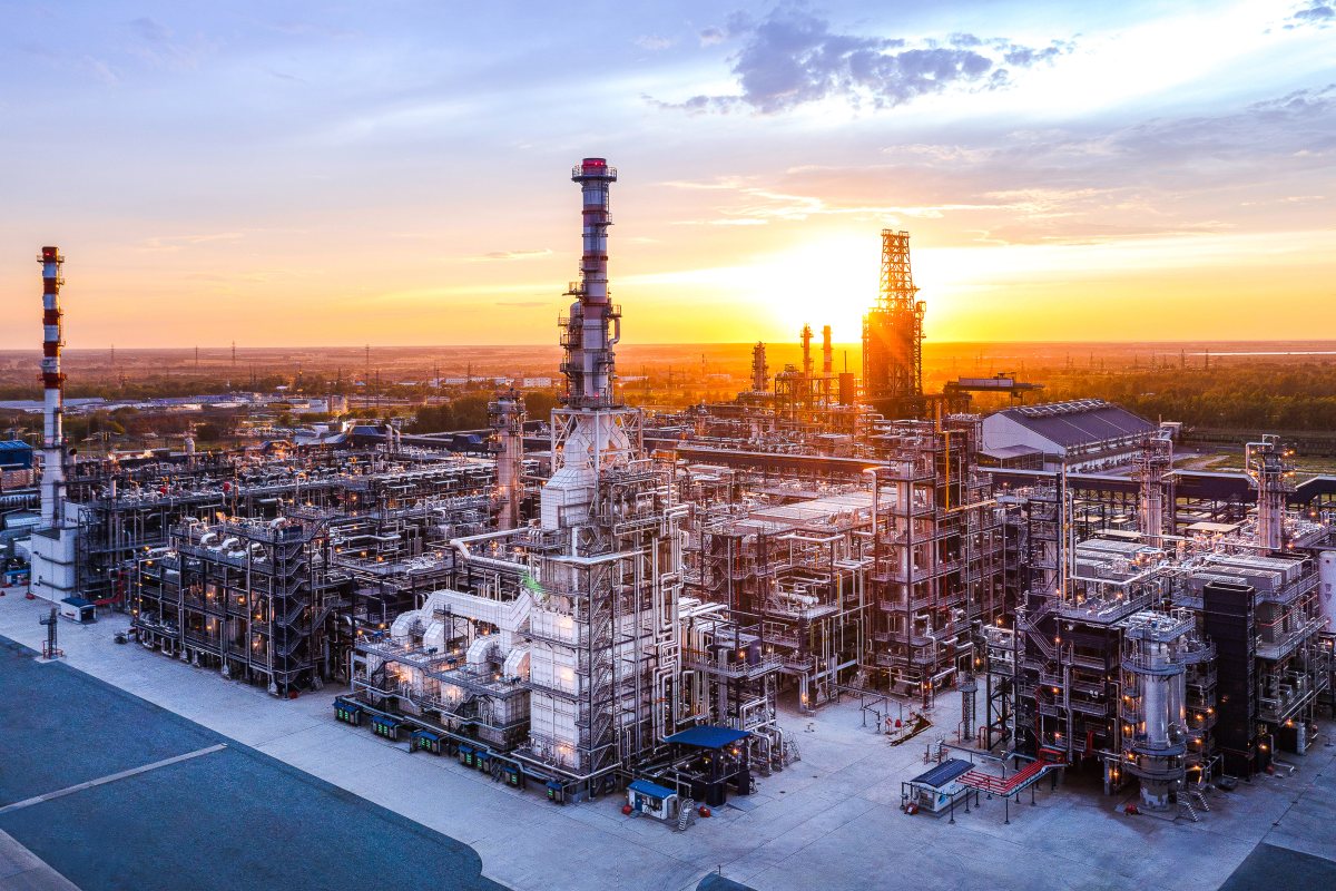 Съвременно съоръжение на петролната рафинерия на "Газпром нефт" в руския град Омск.