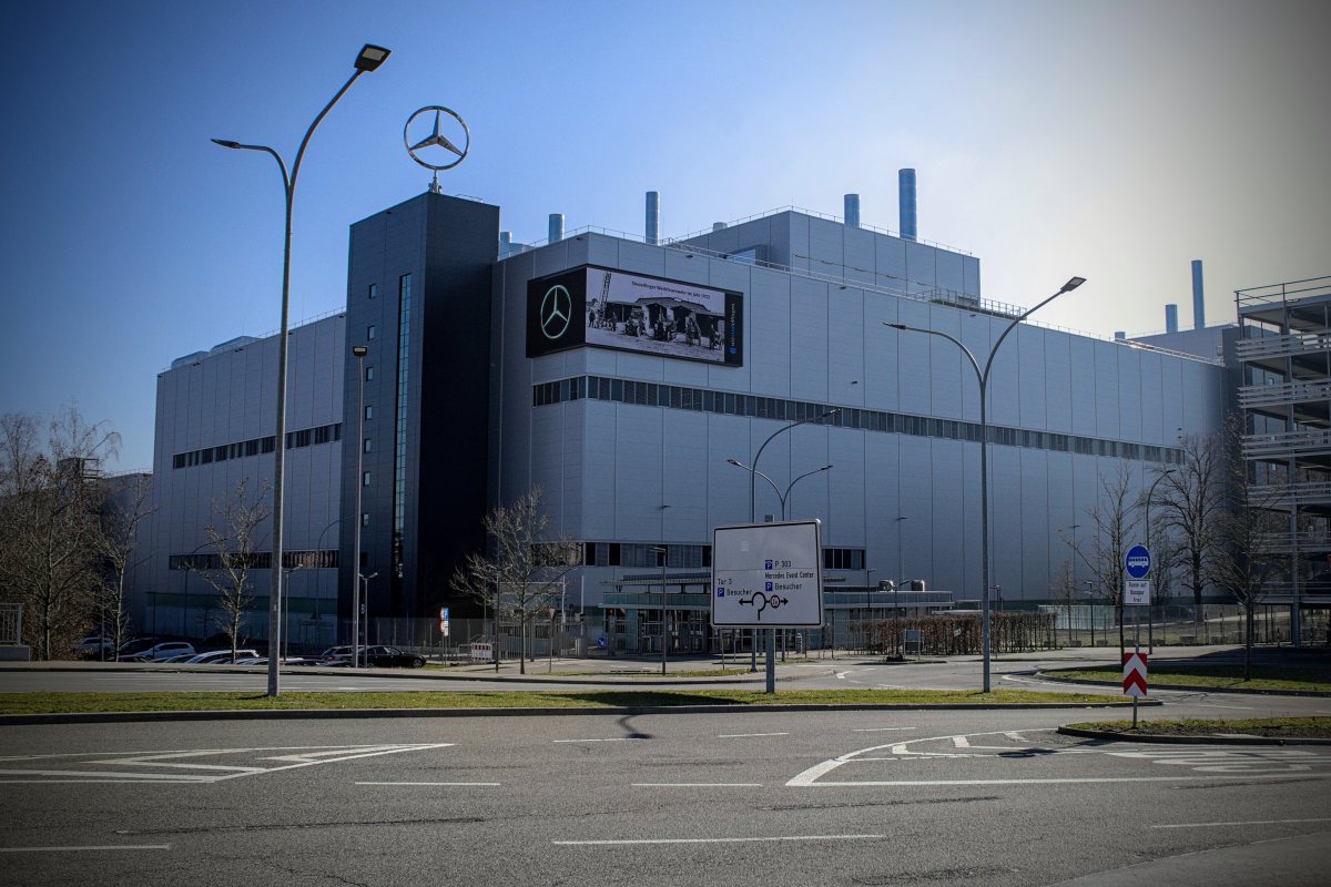 Mercedes реже бонуси и предупреждава за затваряне на заводи