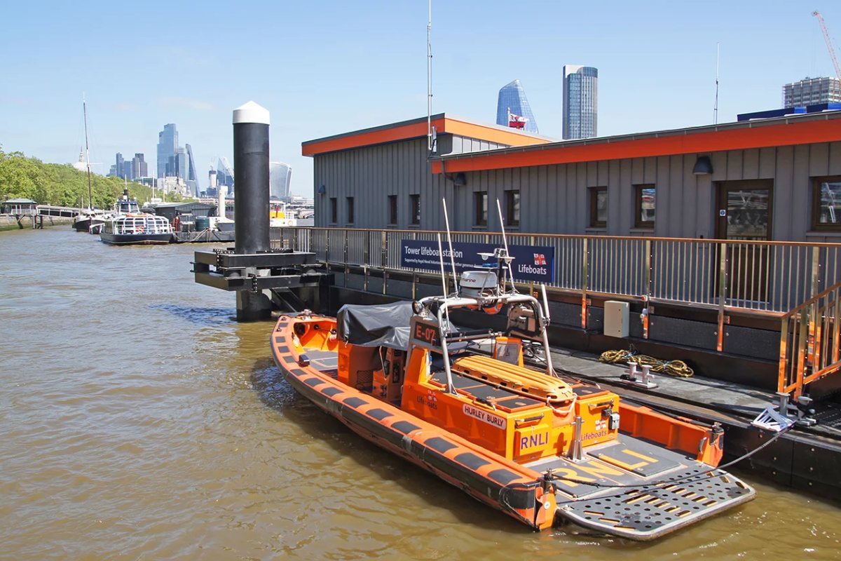 Ексклузивна изложба в плаващата Tower Lifeboat Station на река Темза