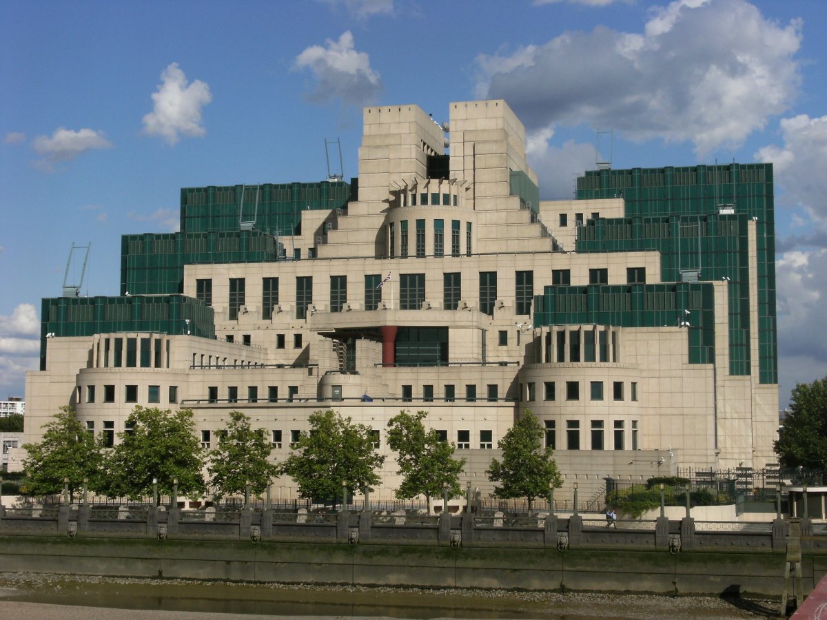 Централата на MI6 в Лондон: Тайните на емблематичната сграда във Воксхол